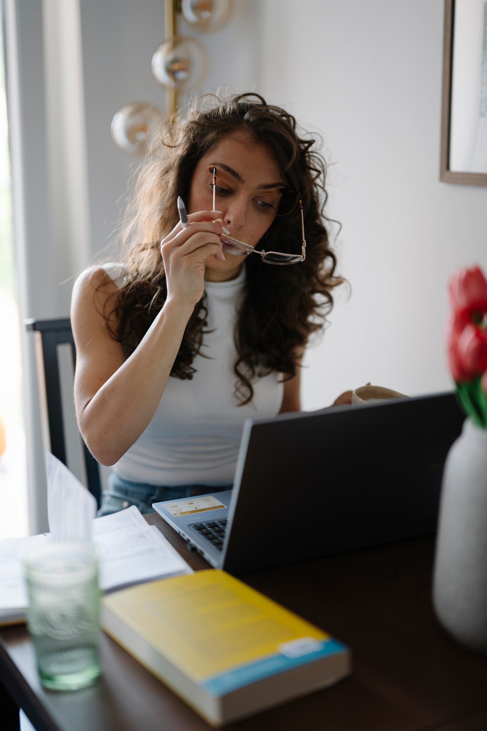 Reader browsing articles on the Netdesizn com digital information platform