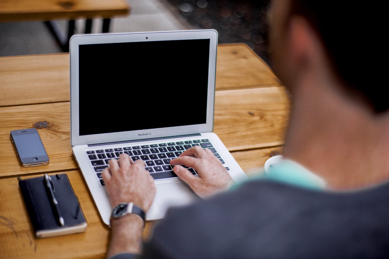 Writer creating a technology article for an online information platform like Netdesizn com